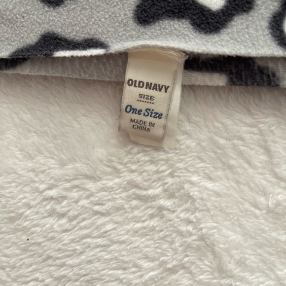 Old Navy Leopard Fleece Scarf - Picture 2 of 3